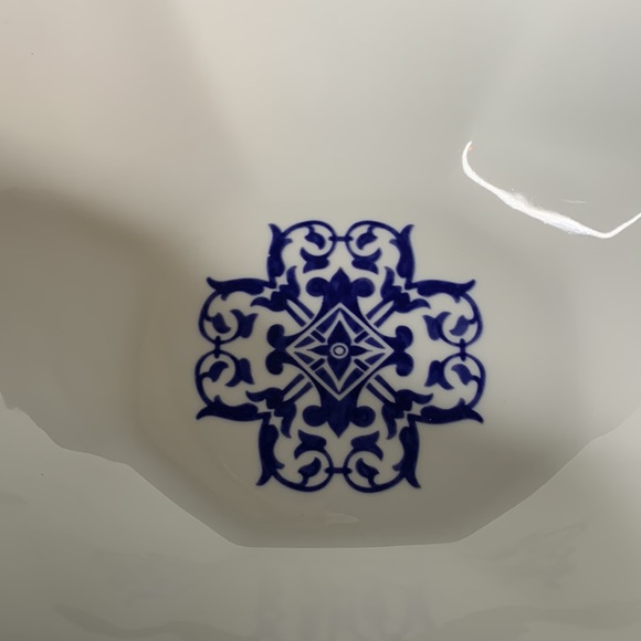 Beautiful blue & white Portifino dish by Nanette Vacher for Ambiance Collection - Picture 3 of 11